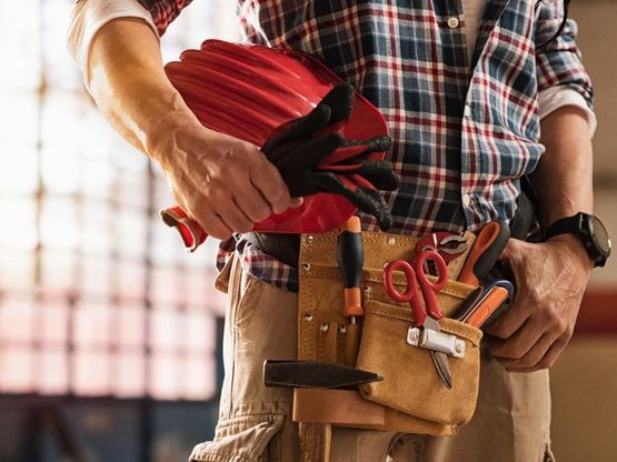 obrero de construcción con cinturón de herramientas